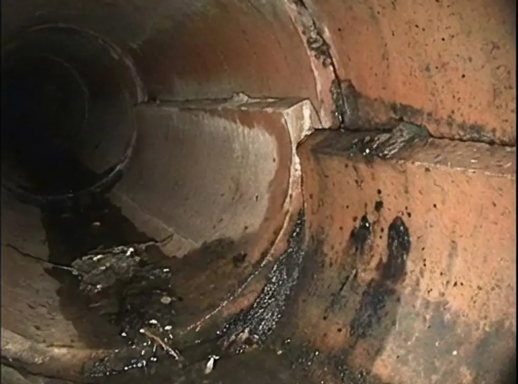Rendering of a camera view at an offset sewer joint with a raised lip catching debris